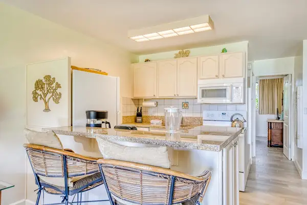Bright Kitchen With Island Style