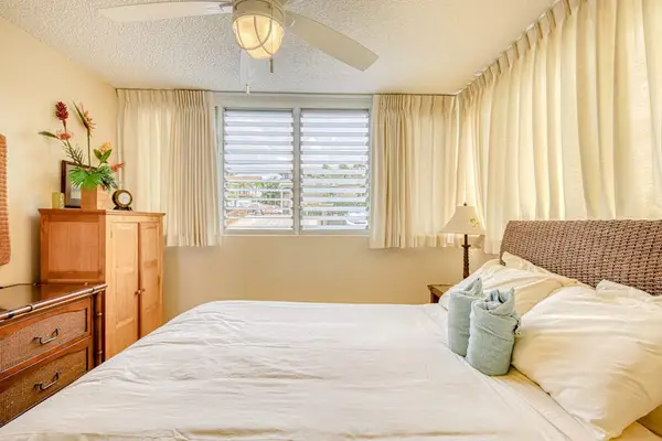 Master bedroom with queen sized bed.
