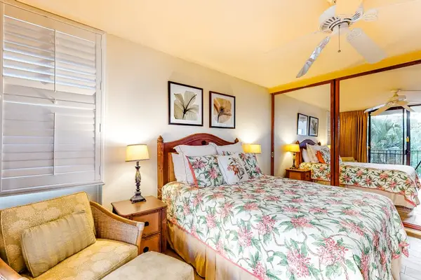 Relaxing bedroom with cozy seating and island-inspired décor