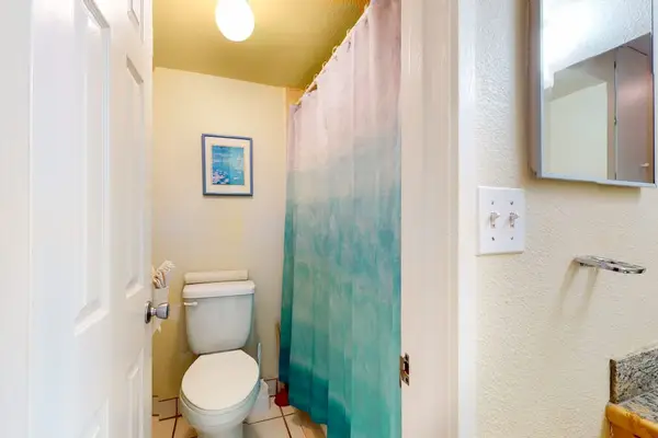 Clean Full Bathroom with Tub/Shower Combination & Coastal Accents