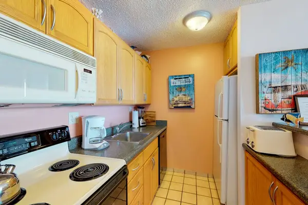 Fully Equipped Kitchen For Vacation Cooking