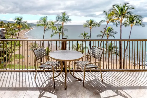Oceanfront lanai for relaxing moments