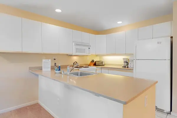 Bright Kitchen With Breakfast Bar