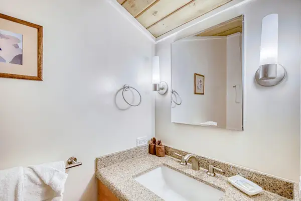 Spacious Full Bathroom