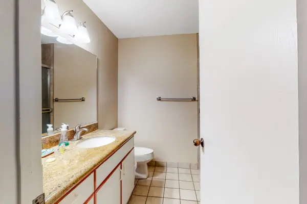 Fresh And Spacious Full Bathroom