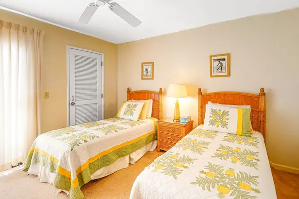 Cheerful Twin Bedroom For Family Stays