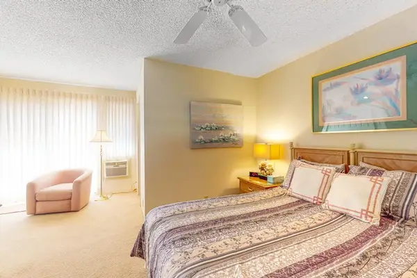 Spacious Bedroom With Sitting Area