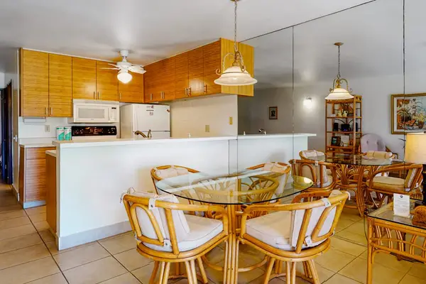 Fully equipped kitchen with breakfast bar