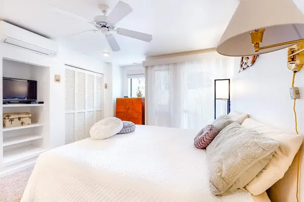 Airy Retreat With Island Comfort