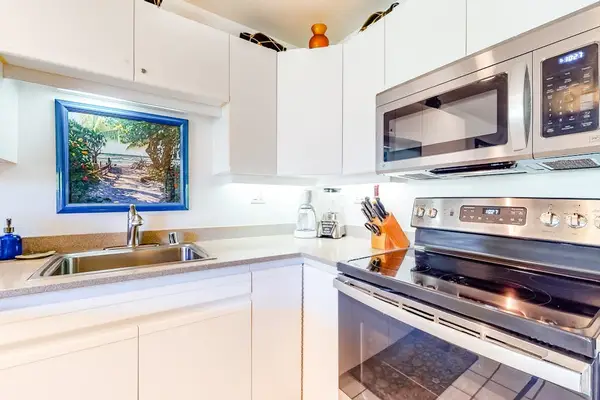 Bright Kitchen With Contemporary Style