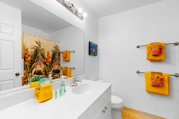 Fresh And Bright Full Bathroom