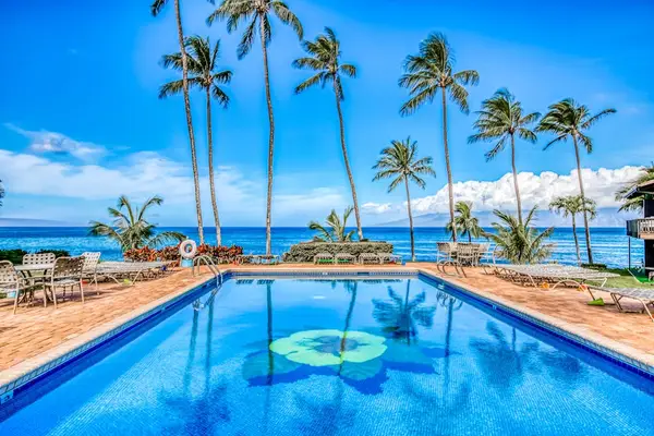 Mahina Surf ocean front community pool