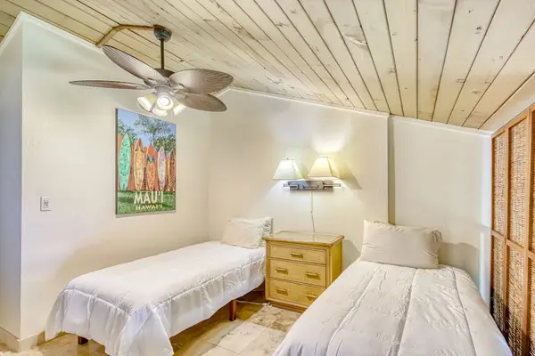 Cheerful Twin Bedroom With Island Vibes