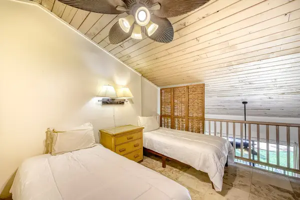 Cozy Twin Bedroom For Family Stays