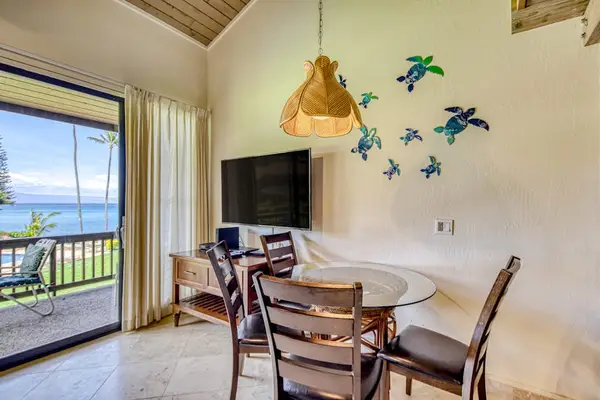Cozy Island Dining With Ocean Views