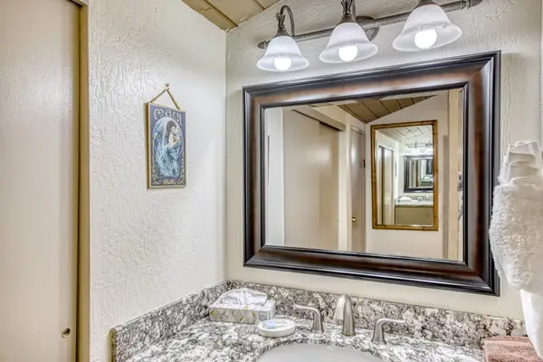 Elegant Bathroom With Modern Finishes