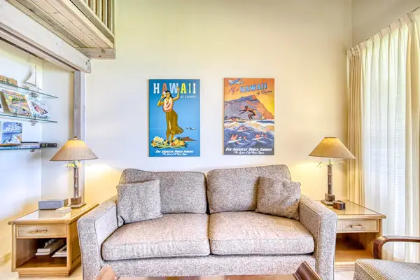 Relaxing Living Space With Tropical Touches