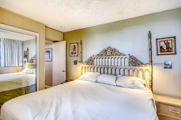 Serene Bedroom With Coastal Elegance