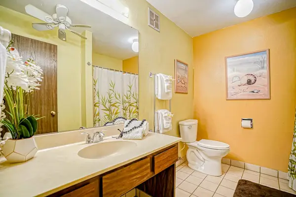 Fresh And Bright Full Bathroom