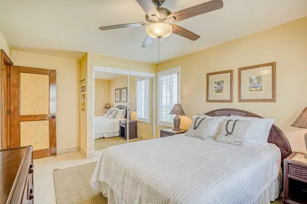 Comfortable Bedroom With Warm Tropical Style
