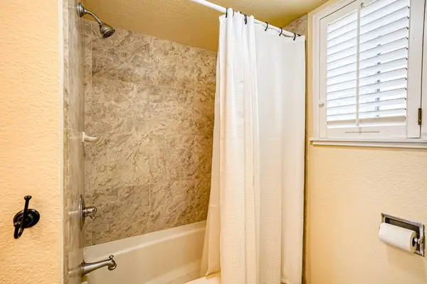 Clean And Comfortable Full Bathroom