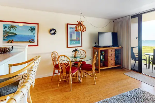Dining room with seating for four and views of the Pacific Ocean.