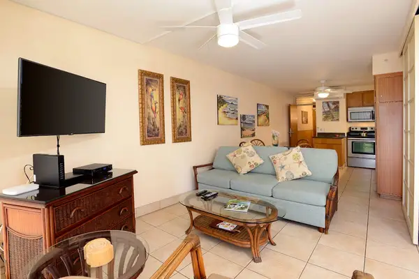 Cozy living space with comfortable seating and island-inspired décor
