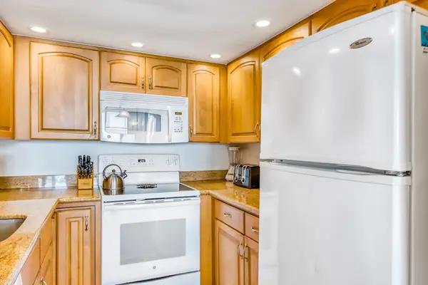 Modern Kitchenette For Easy Vacation Dining
