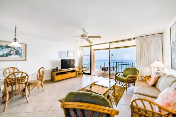Bright Coastal Living With Endless Views