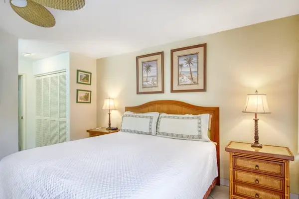 Restful Bedroom With Island Style