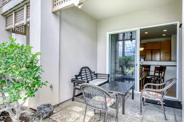 Covered lanai with outdoor seating