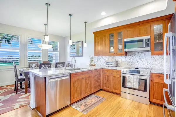 Fully remodeled new stainless steel kitchen.
