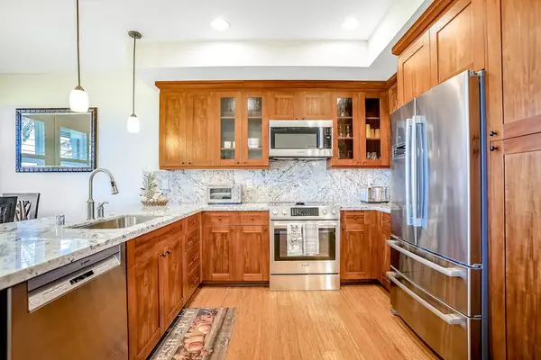 Fully remodeled new stainless steel kitchen.