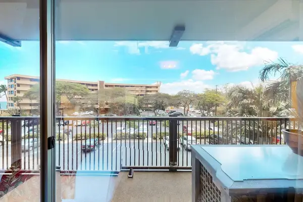 Private lanai with relaxing views