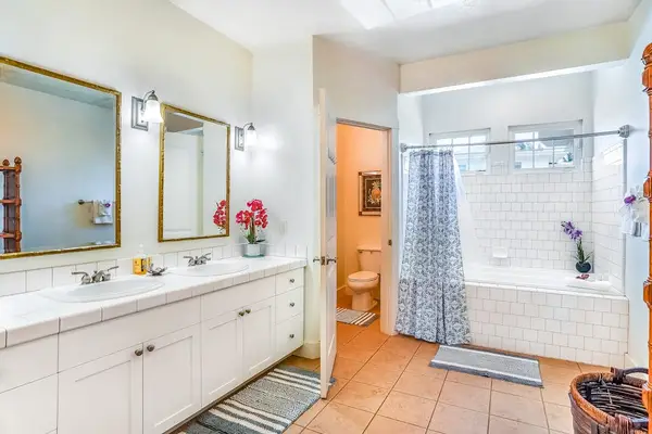 Refresh in the Spacious Full Bathroom