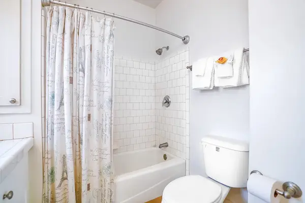 Fresh and Inviting Full Bathroom