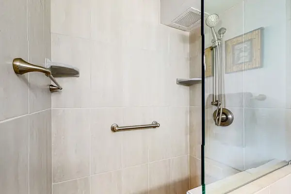 Walk-in shower with modern finishes