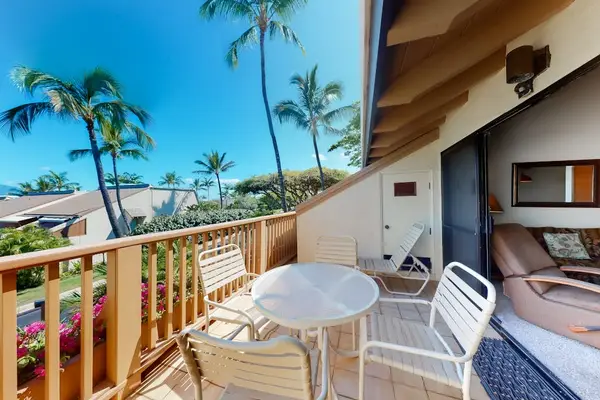 Lanai with palm tree views, perfect for relaxing