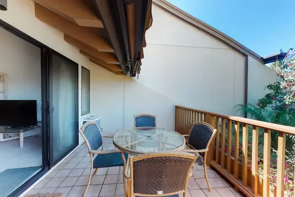 Outdoor Dining With Tropical Breezes