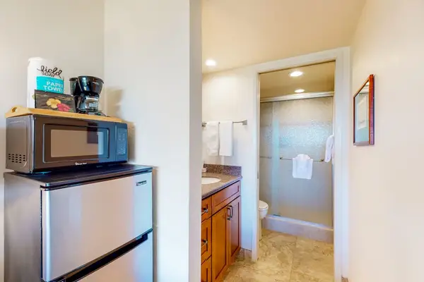 Kitchenette For Quick Island Bites
