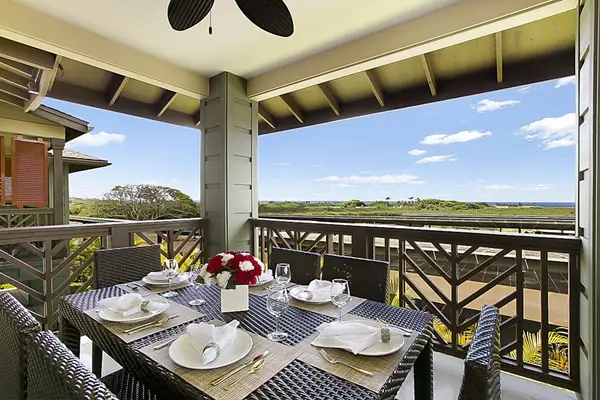 Enjoy your dinner outside on your lanai wile talking in panoramic views.