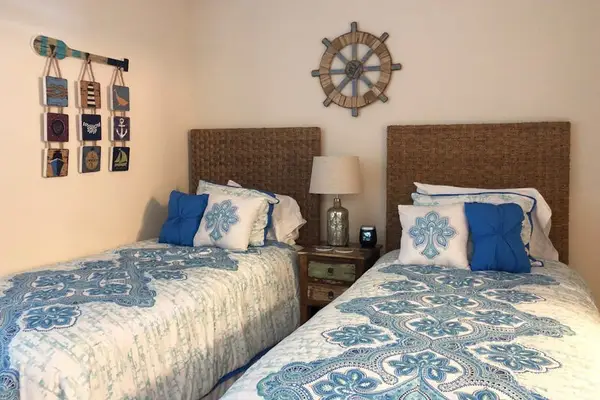 Cozy Twin Bedroom For Family Stays