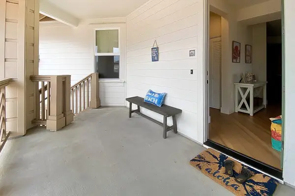 Welcoming Island Style Entrance