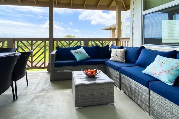 Luxury Lanai Lounge Experience