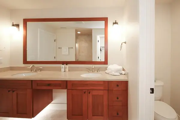 Refresh in the Spacious Full Bathroom
