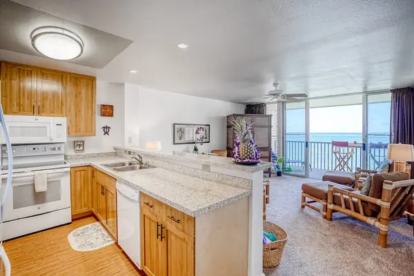 Fully equipped kitchen with breakfast bar