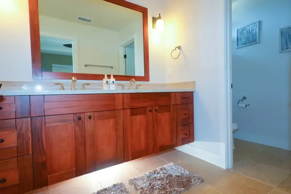 Refresh in the Spacious Full Bathroom
