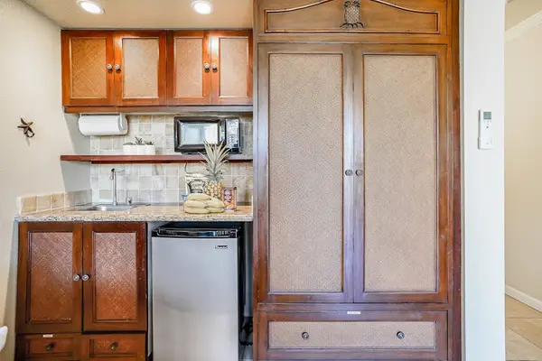 🌴 Convenient In-Room Mini Fridge