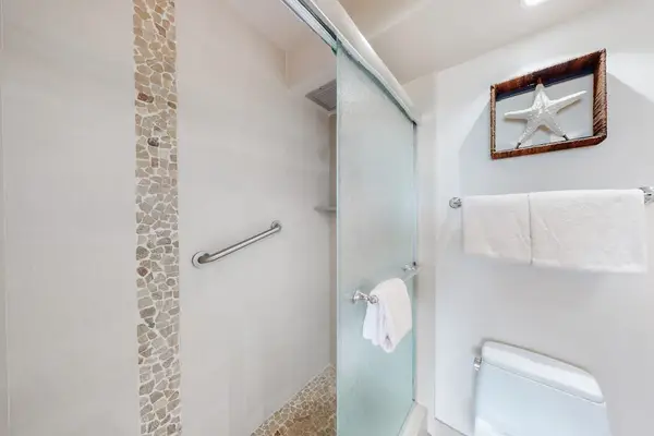 Refresh in a stylish walk-in shower