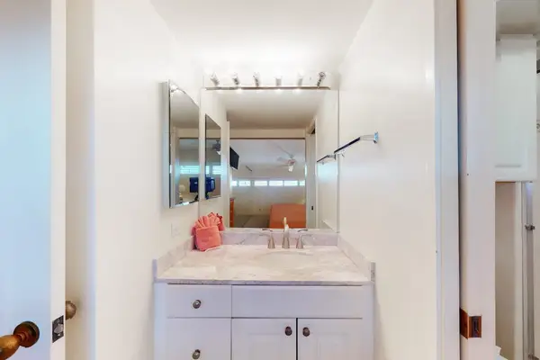 Fresh And Bright Bathroom Retreat